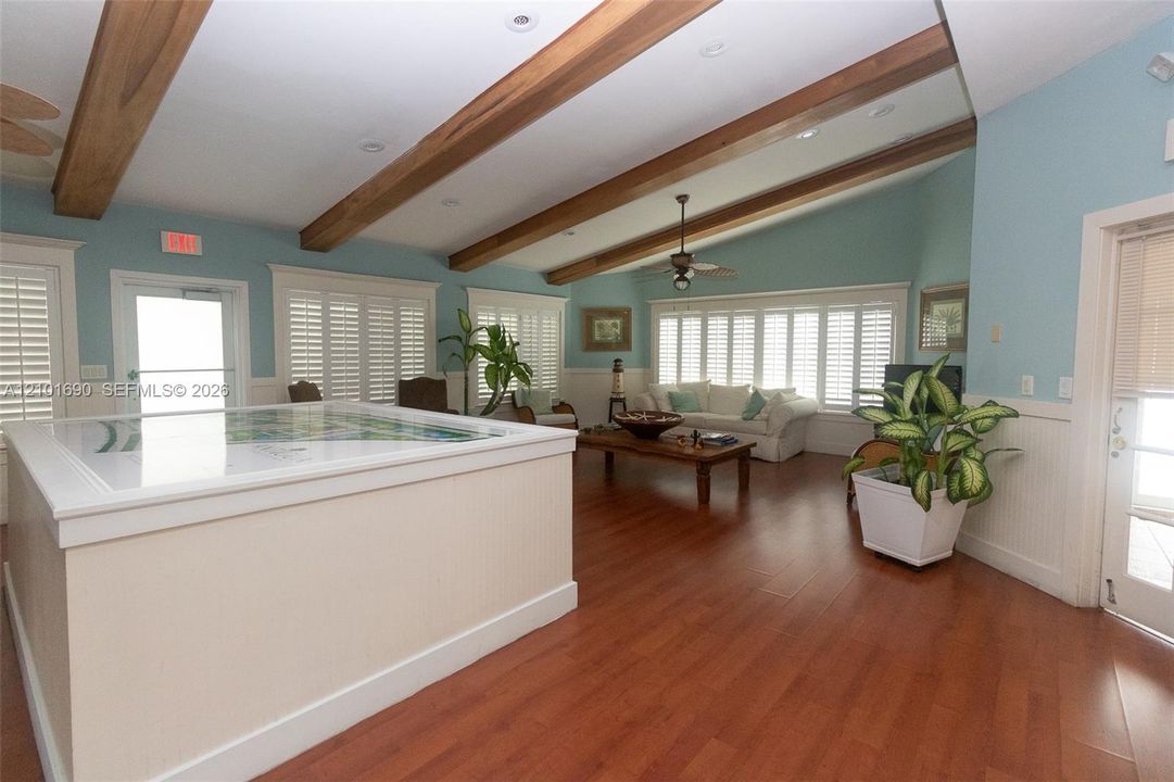 For Rent: $1,850 (1 beds, 1 baths, 634 Square Feet)