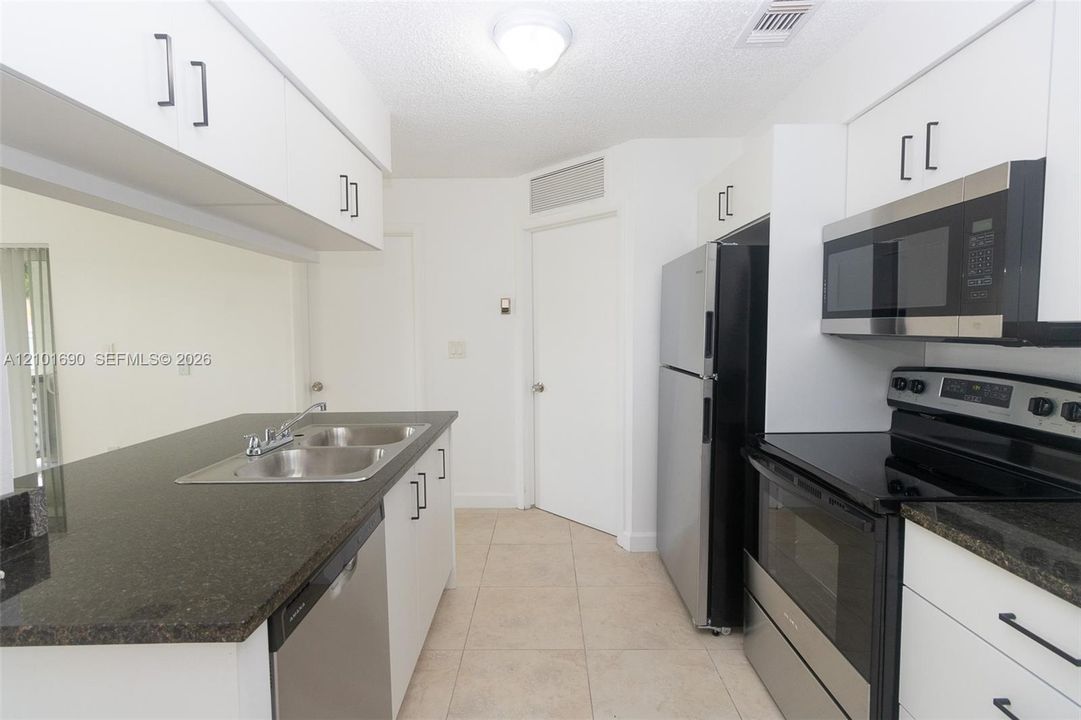 For Rent: $1,850 (1 beds, 1 baths, 634 Square Feet)