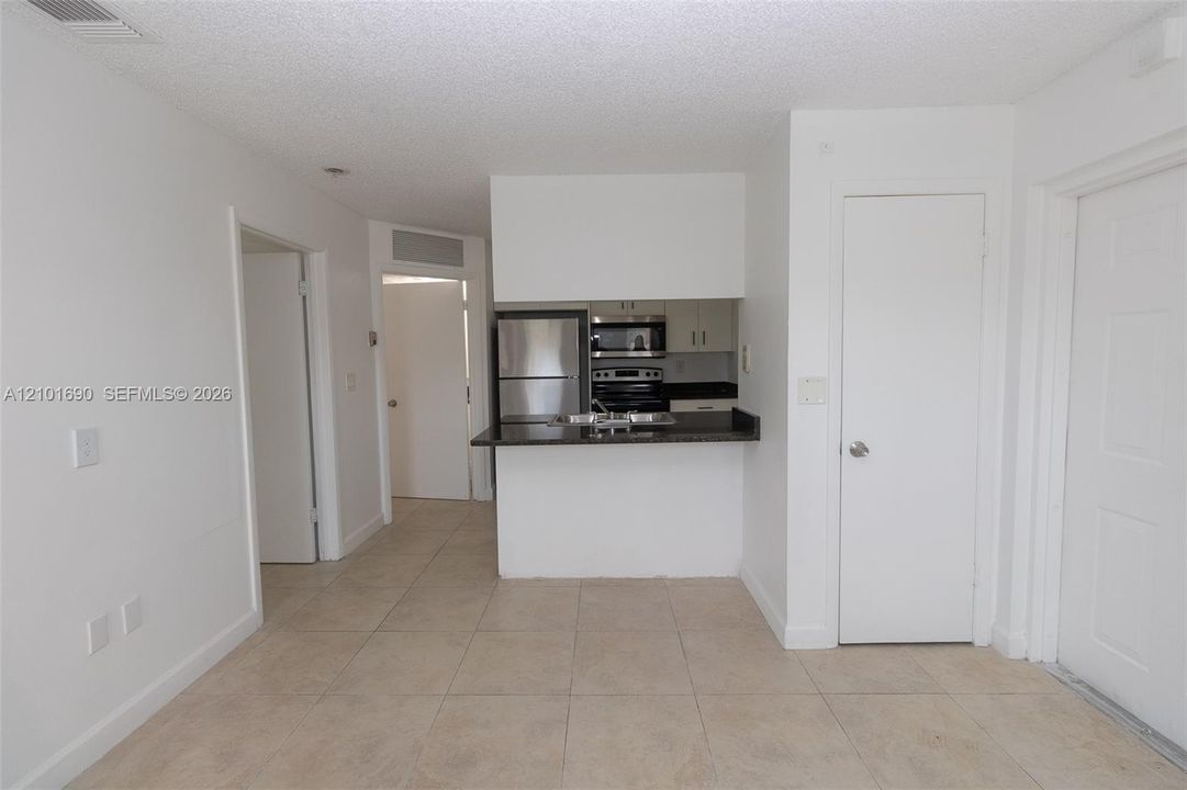 For Rent: $1,850 (1 beds, 1 baths, 634 Square Feet)