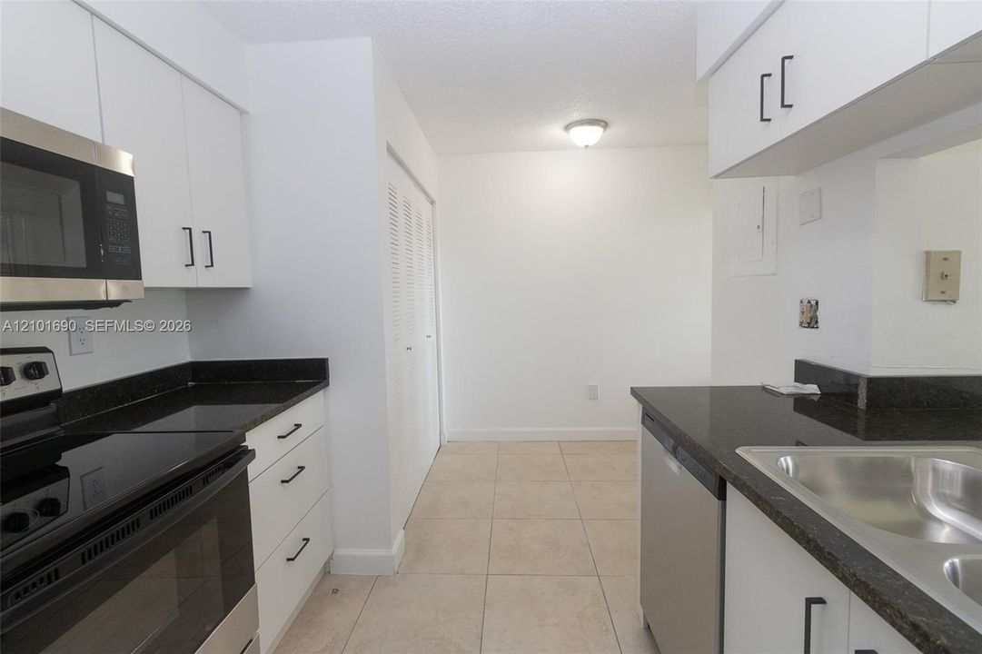 For Rent: $1,850 (1 beds, 1 baths, 634 Square Feet)