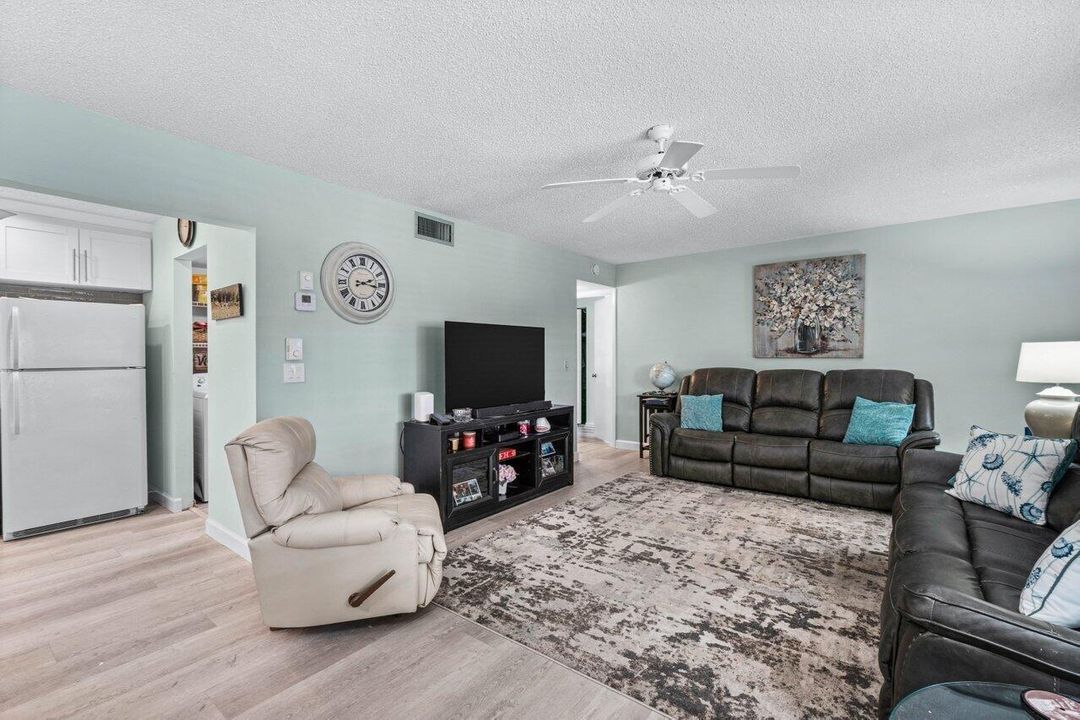 010-414PineGlenLane-D2-Greenacres-FL-334