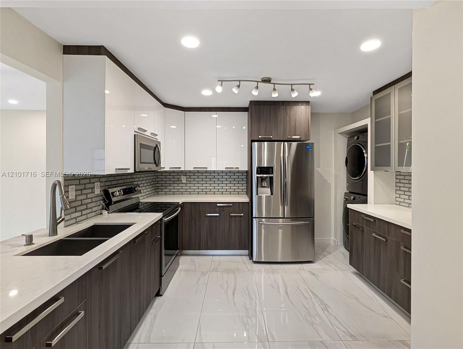 For Sale: $330,000 (2 beds, 2 baths, 1200 Square Feet)