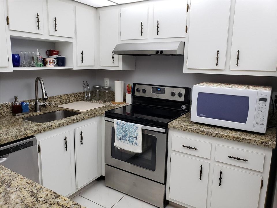 For Sale: $110,000 (1 beds, 1 baths, 783 Square Feet)