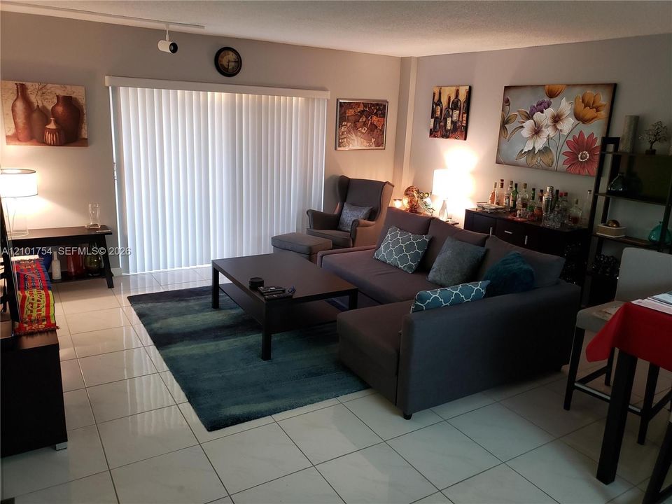 For Sale: $110,000 (1 beds, 1 baths, 783 Square Feet)