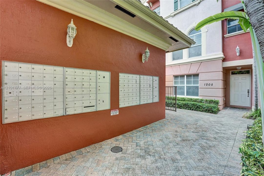 Activo con contrato: $4,000 (3 camas, 3 baños, 2110 Pies cuadrados)