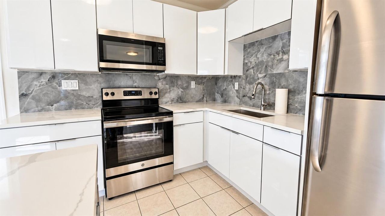 Bright Modern White Kitchen (1)