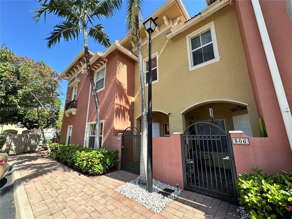 В аренду: $3,200 (3 спален, 2 ванн, 1536 Квадратных фут)