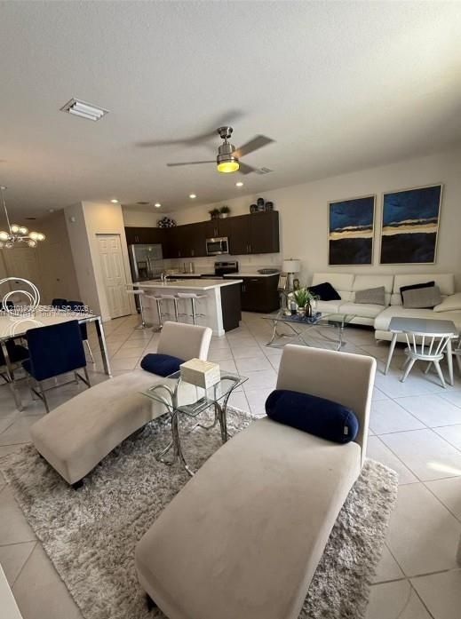 En Venta: $735,000 (4 camas, 2 baños, 1990 Pies cuadrados)