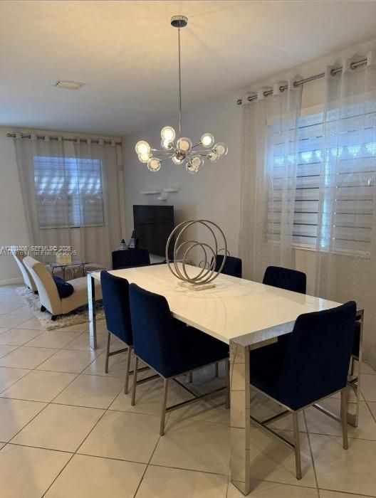 En Venta: $735,000 (4 camas, 2 baños, 1990 Pies cuadrados)