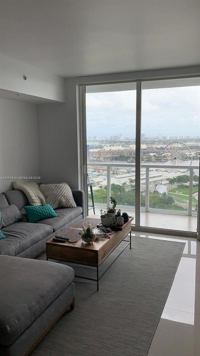 В аренду: $3,900 (2 спален, 2 ванн, 1058 Квадратных фут)
