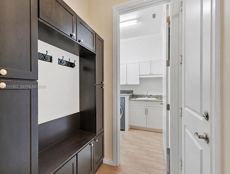 В аренду: $8,900 (5 спален, 5 ванн, 4600 Квадратных фут)