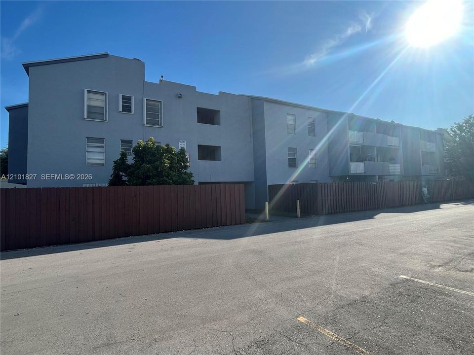 For Rent: $2,150 (2 beds, 2 baths, 908 Square Feet)