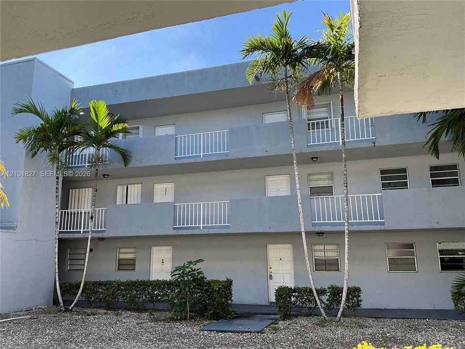 For Rent: $2,150 (2 beds, 2 baths, 908 Square Feet)