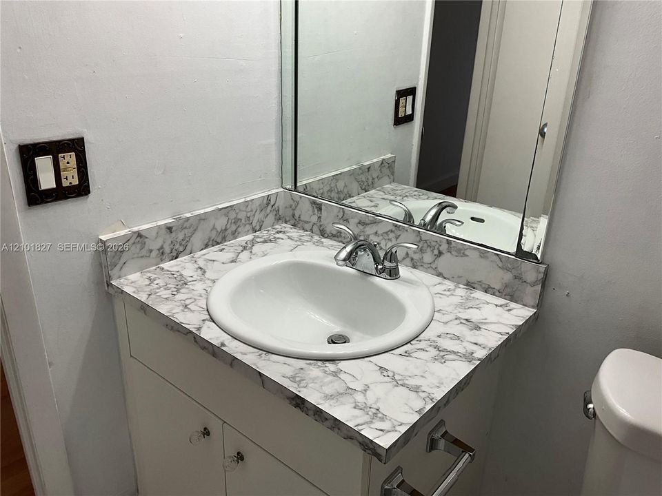 For Rent: $2,150 (2 beds, 2 baths, 908 Square Feet)