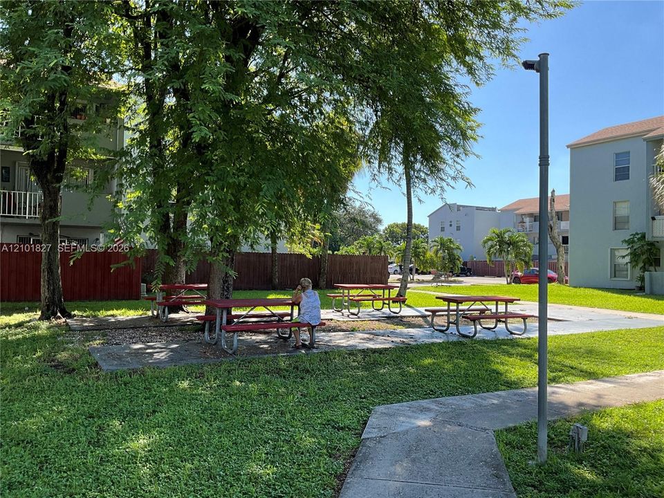 For Rent: $2,150 (2 beds, 2 baths, 908 Square Feet)