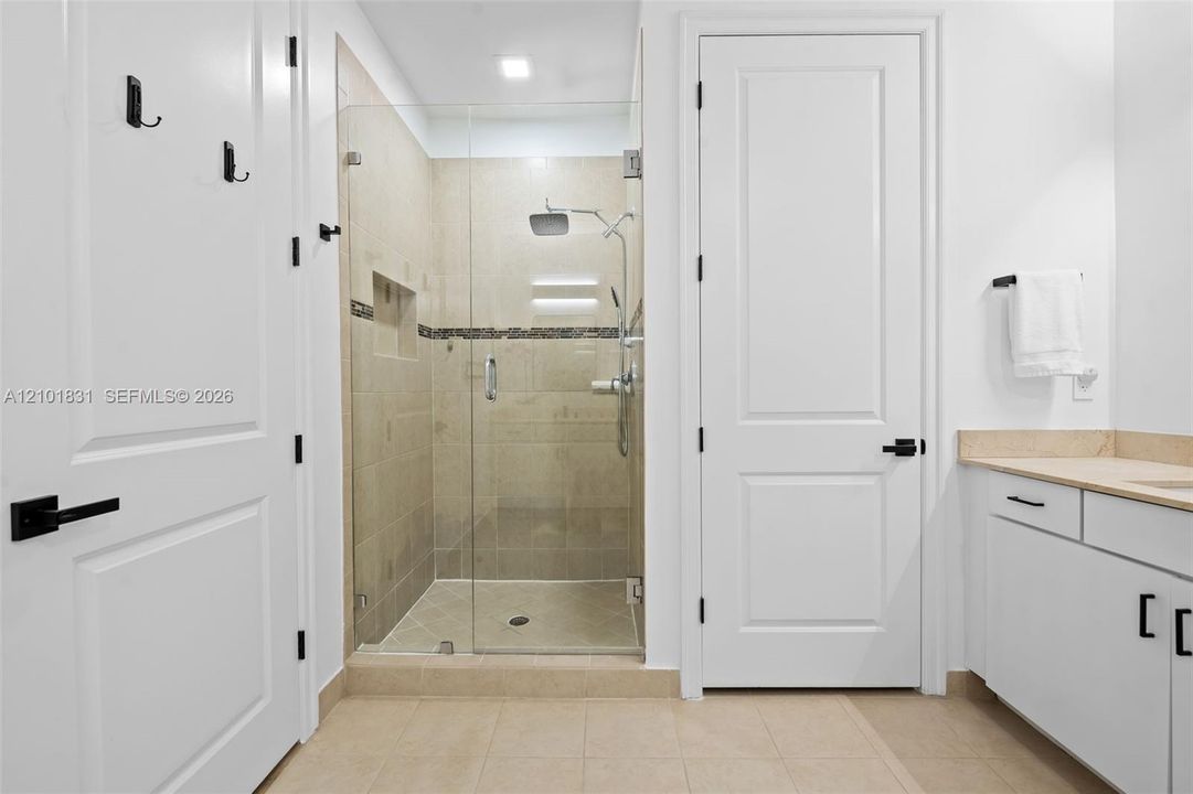 На продажу: $670,000 (3 спален, 2 ванн, 1892 Квадратных фут)