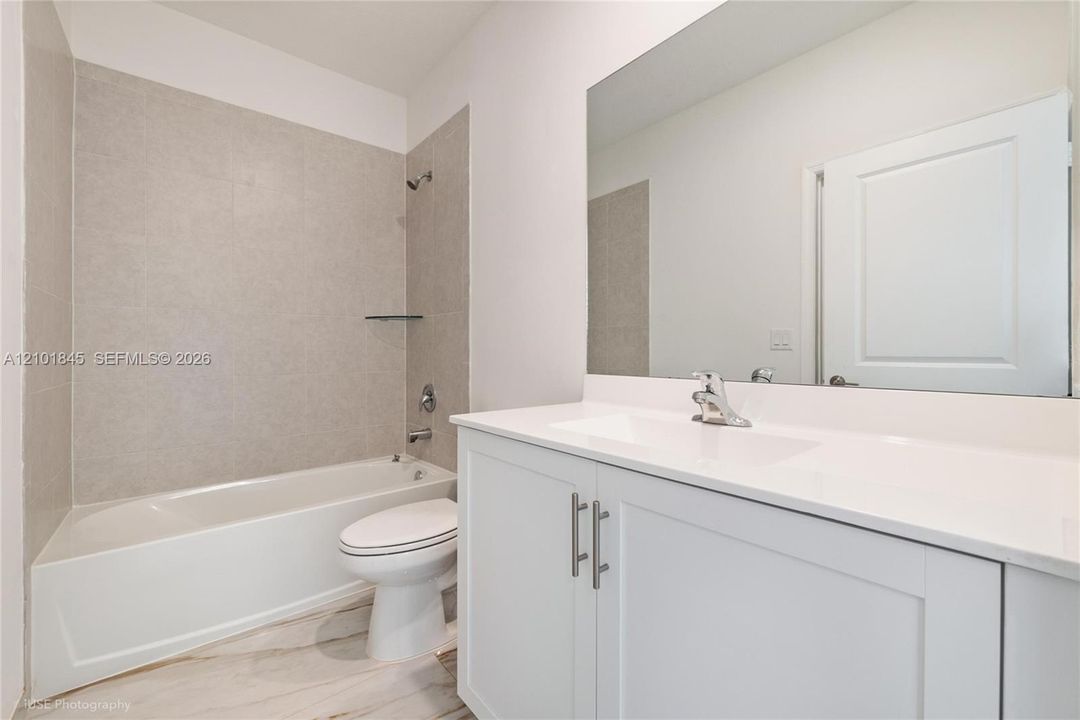 En Venta: $399,900 (3 camas, 3 baños, 1328 Pies cuadrados)