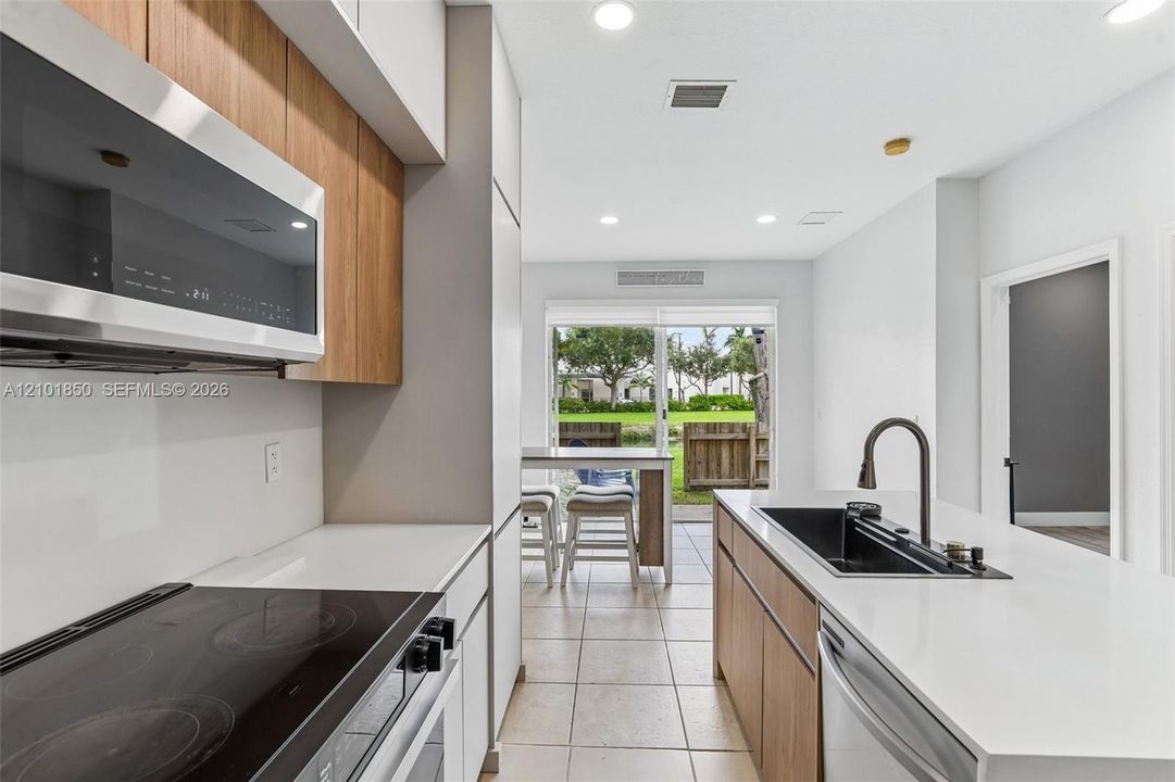 В аренду: $2,900 (4 спален, 3 ванн, 1592 Квадратных фут)