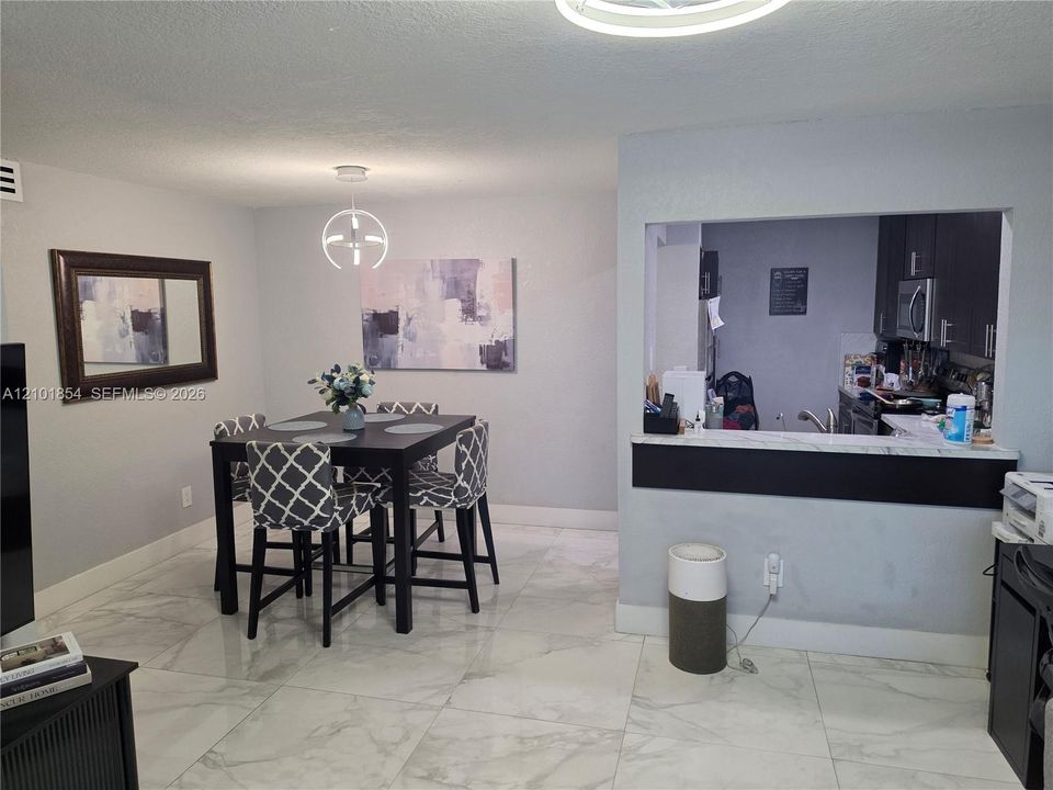En Venta: $248,000 (2 camas, 2 baños, 750 Pies cuadrados)