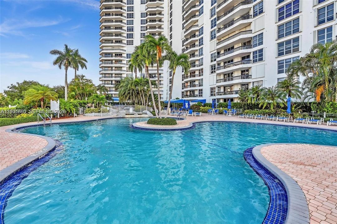 En Venta: $399,000 (2 camas, 2 baños, 1361 Pies cuadrados)