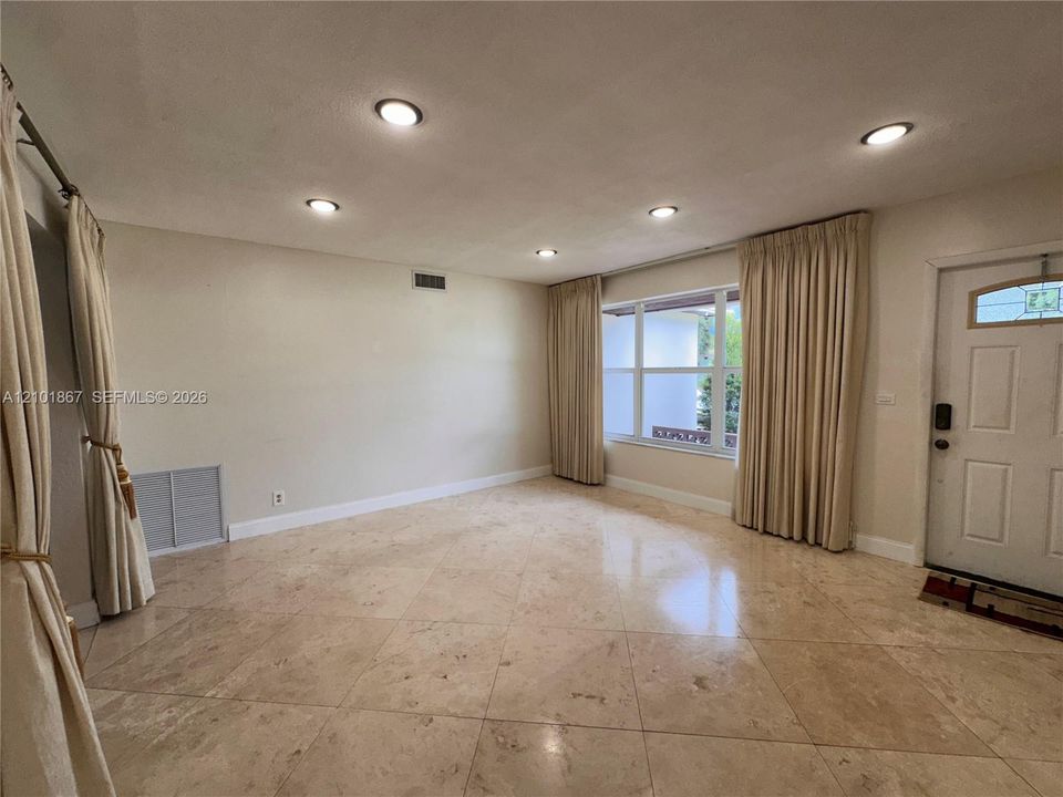 Recently Rented: $2,900 (3 beds, 1 baths, 1853 Square Feet)