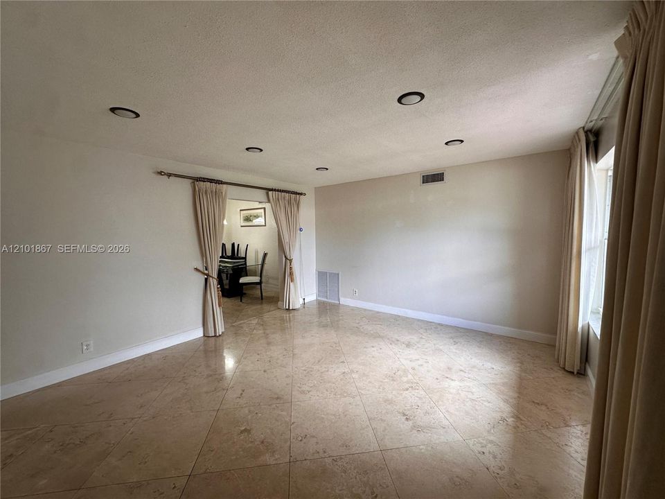 Recently Rented: $2,900 (3 beds, 1 baths, 1853 Square Feet)
