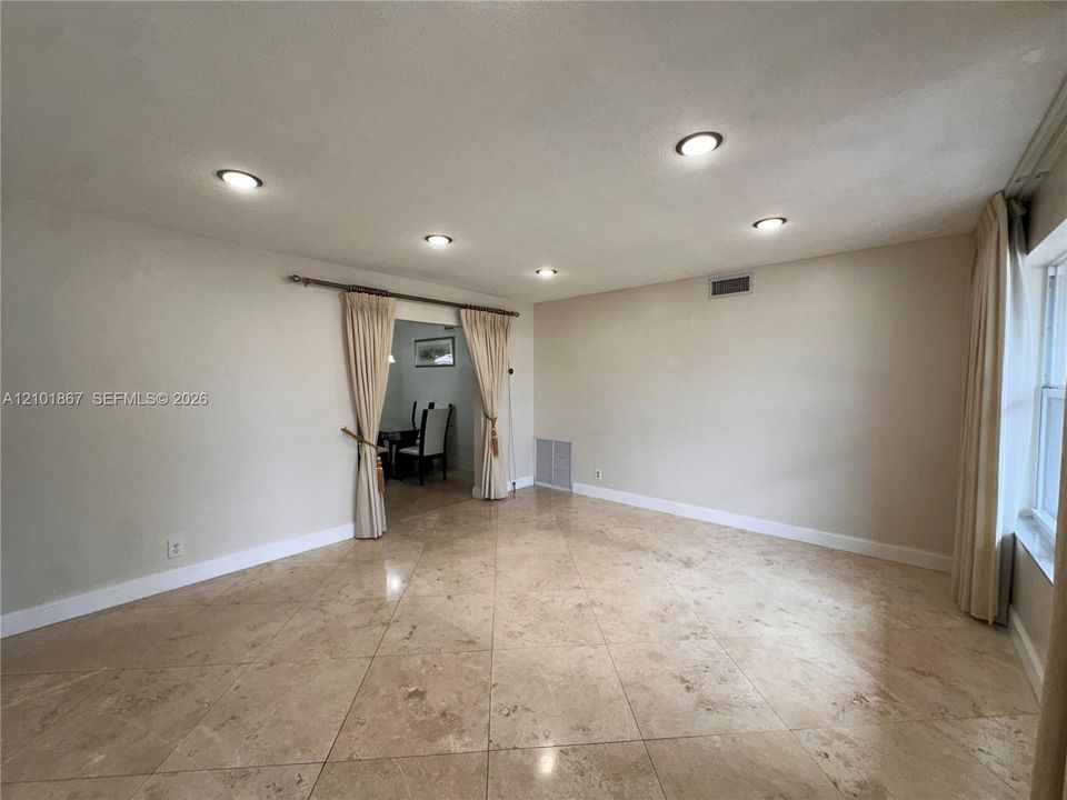 Recently Rented: $2,900 (3 beds, 1 baths, 1853 Square Feet)