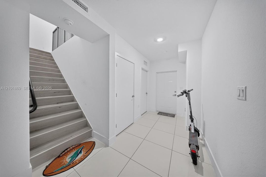 Под контрактом: $440,000 (5 спален, 4 ванн, 1902 Квадратных фут)