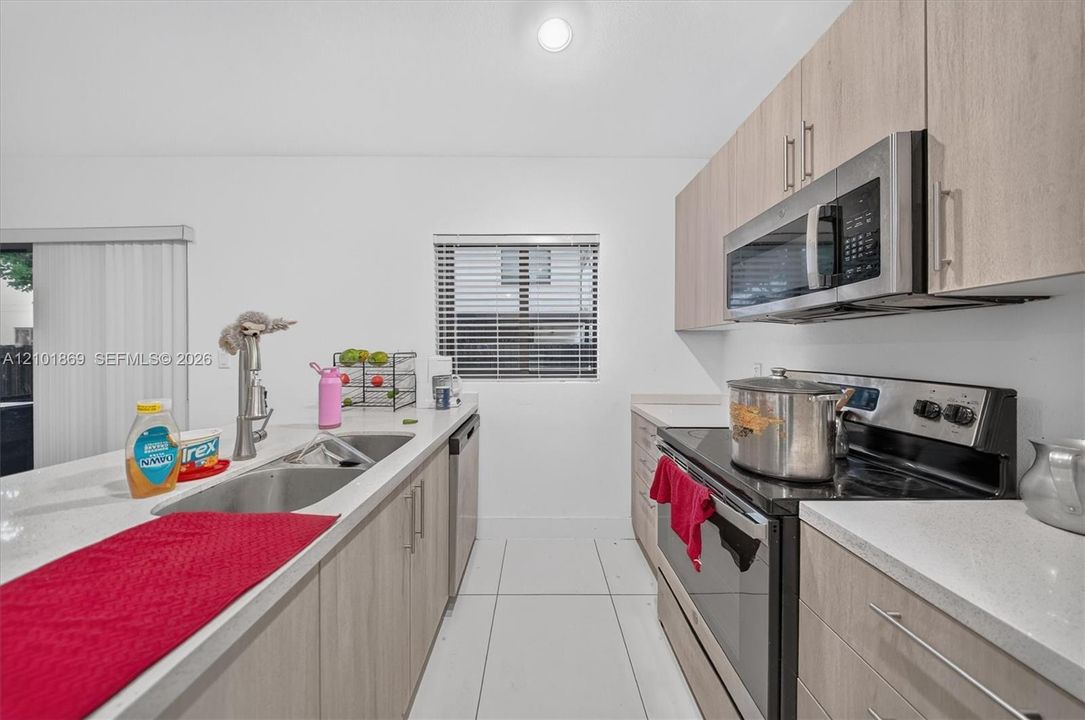 Под контрактом: $440,000 (5 спален, 4 ванн, 1902 Квадратных фут)