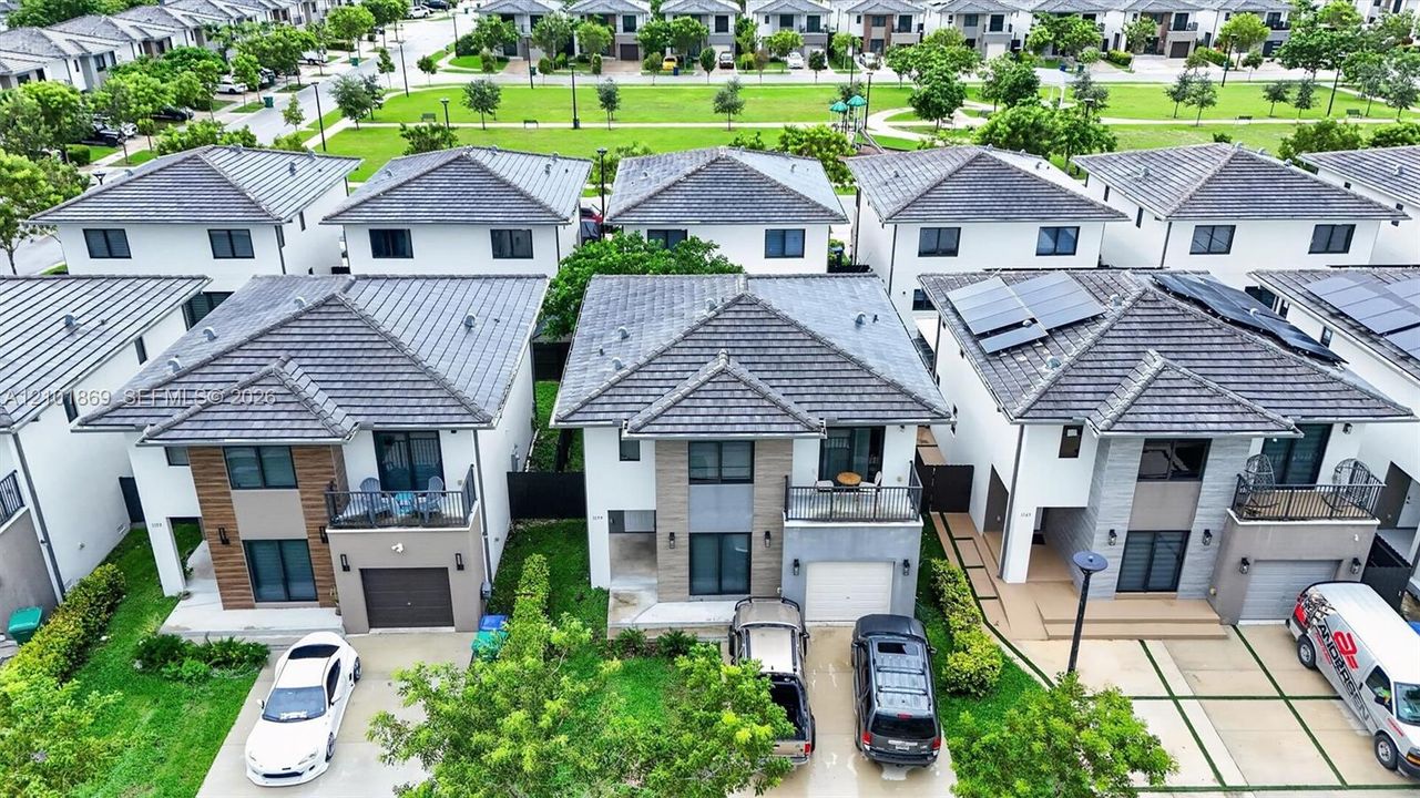 Под контрактом: $440,000 (5 спален, 4 ванн, 1902 Квадратных фут)