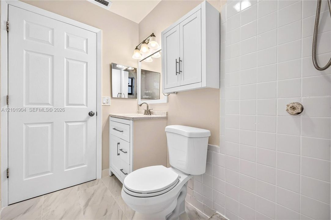 На продажу: $399,900 (3 спален, 1 ванн, 1000 Квадратных фут)