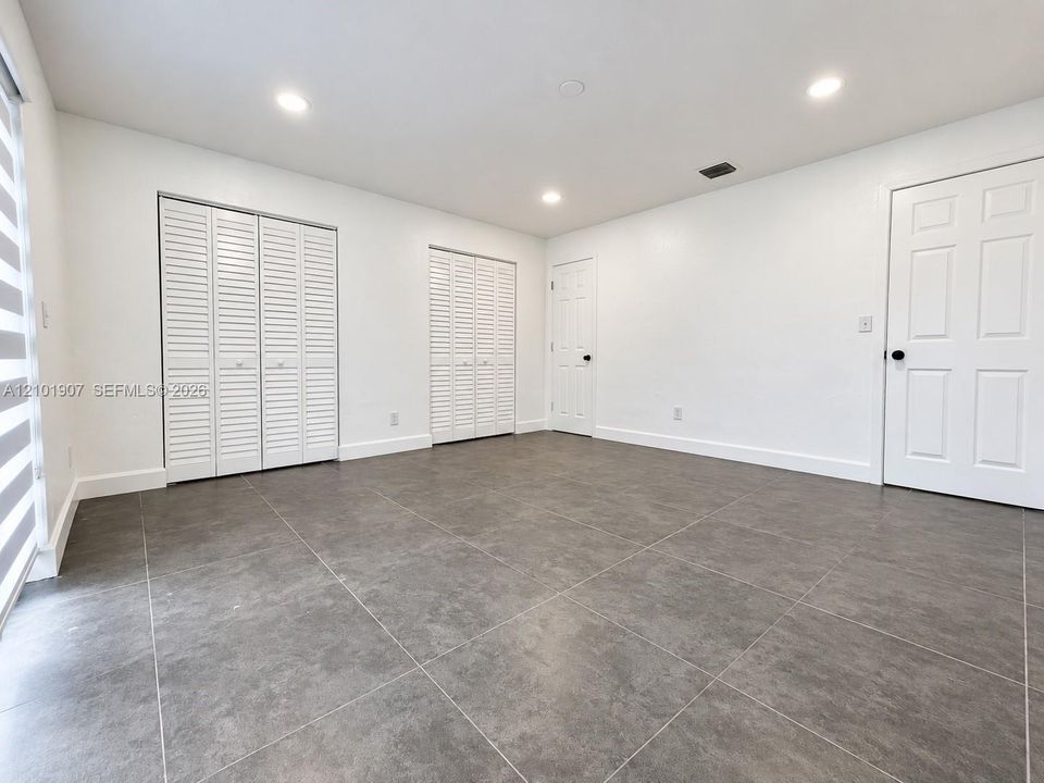 Activo con contrato: $2,600 (3 camas, 2 baños, 1200 Pies cuadrados)