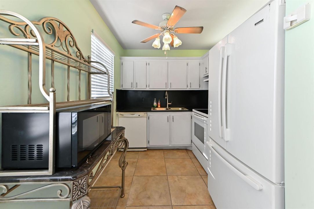 08 kitchen 01