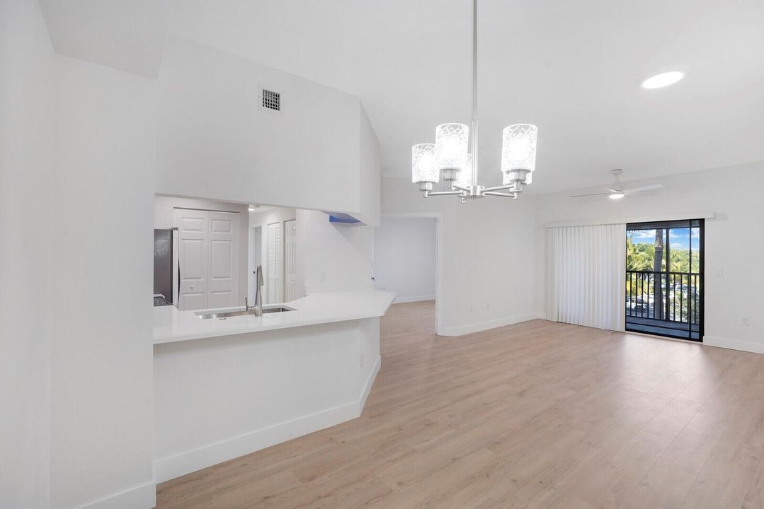 2724-305 DINING TO LIVING