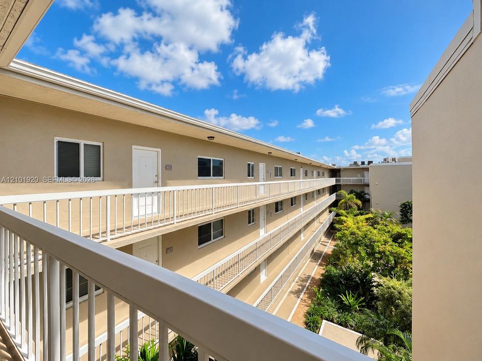For Sale: $229,000 (1 beds, 1 baths, 712 Square Feet)