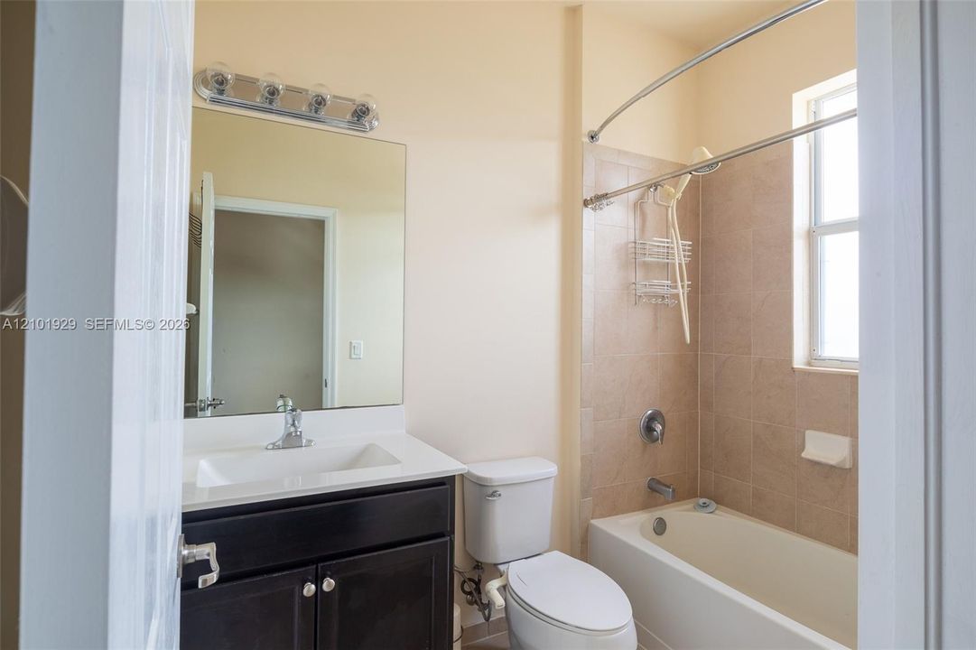 В аренду: $1,900 (2 спален, 2 ванн, 1290 Квадратных фут)
