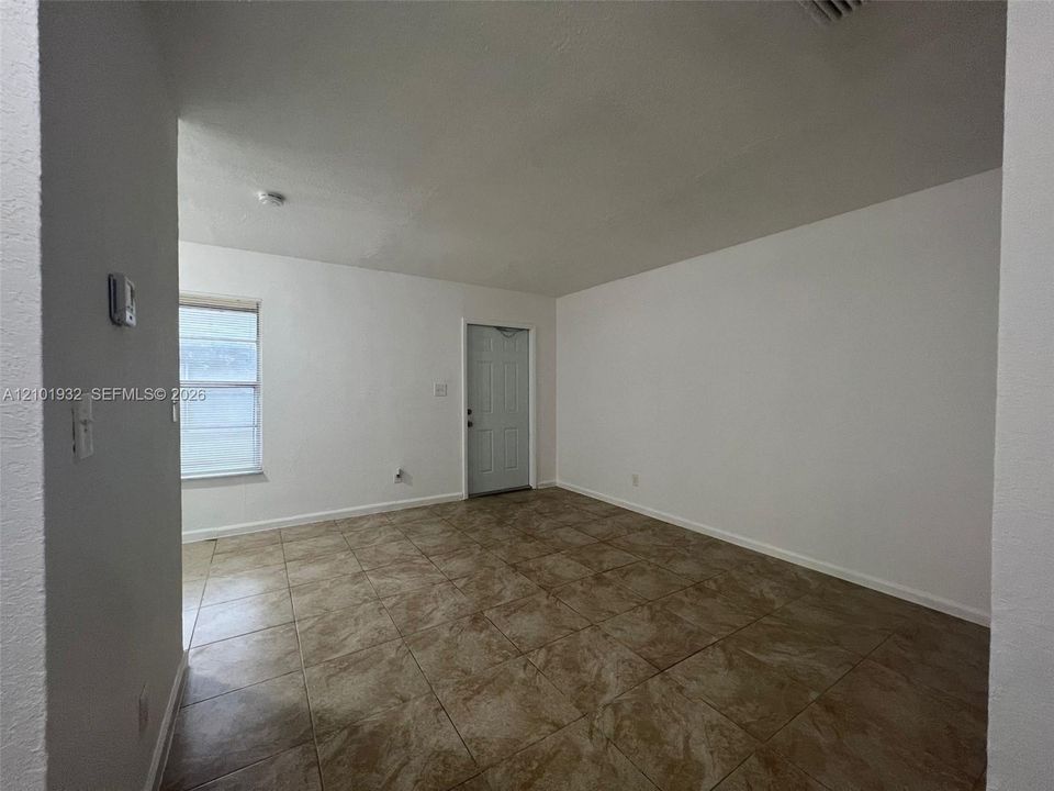 В аренду: $1,800 (2 спален, 1 ванн, 2286 Квадратных фут)