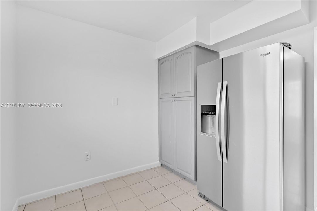For Rent: $2,700 (2 beds, 1 baths, 992 Square Feet)