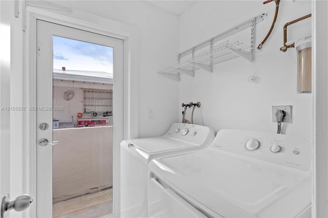 For Rent: $2,700 (2 beds, 1 baths, 992 Square Feet)