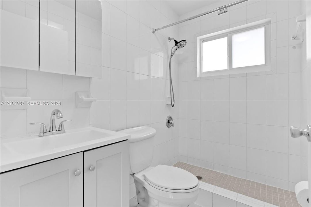 For Rent: $2,700 (2 beds, 1 baths, 992 Square Feet)