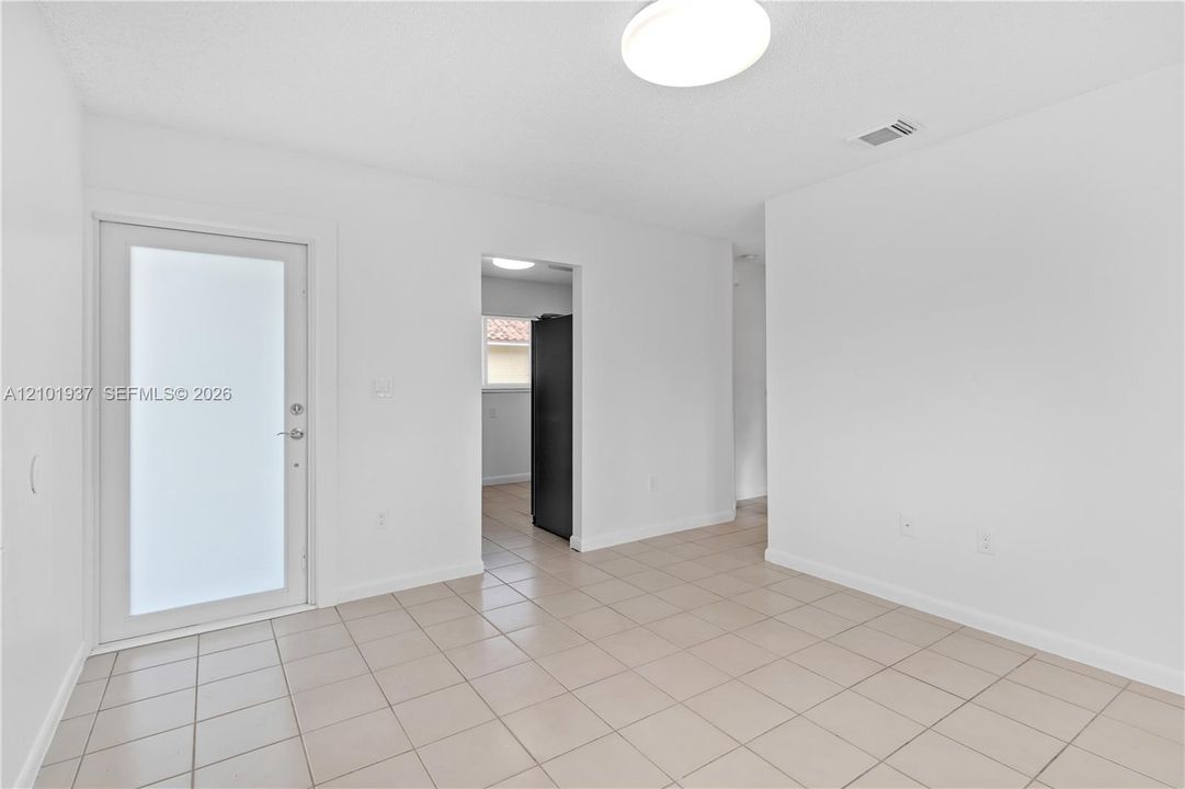 For Rent: $2,700 (2 beds, 1 baths, 992 Square Feet)