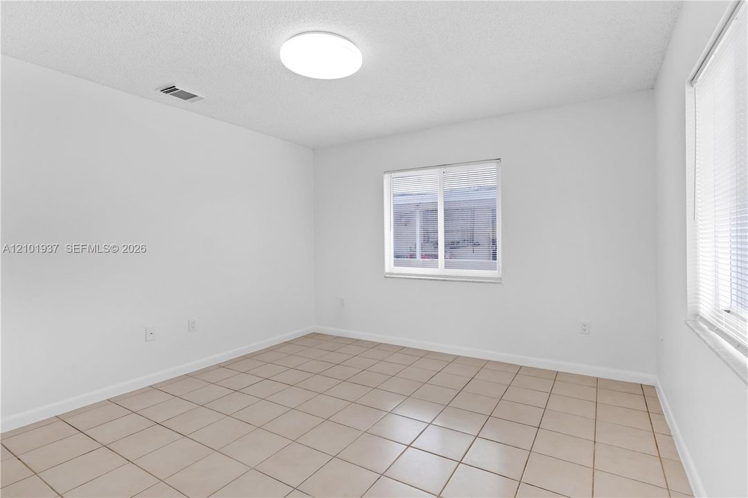 For Rent: $2,700 (2 beds, 1 baths, 992 Square Feet)