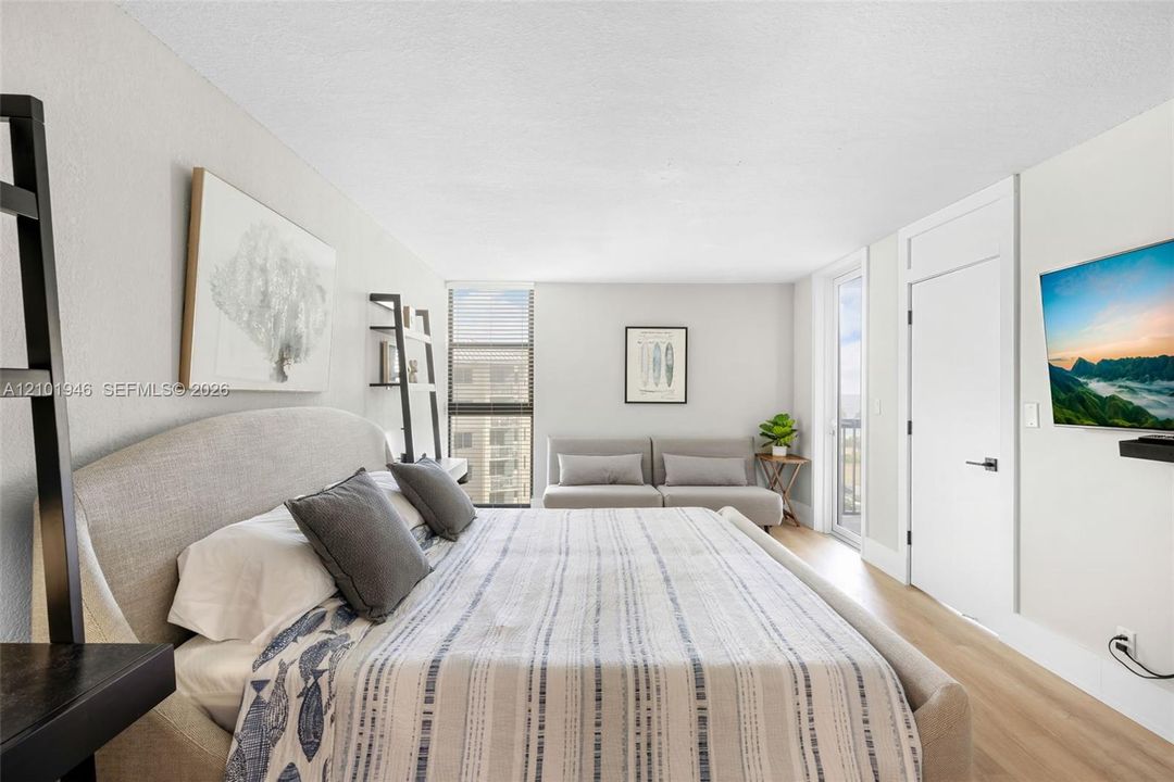 For Sale: $425,000 (1 beds, 1 baths, 960 Square Feet)