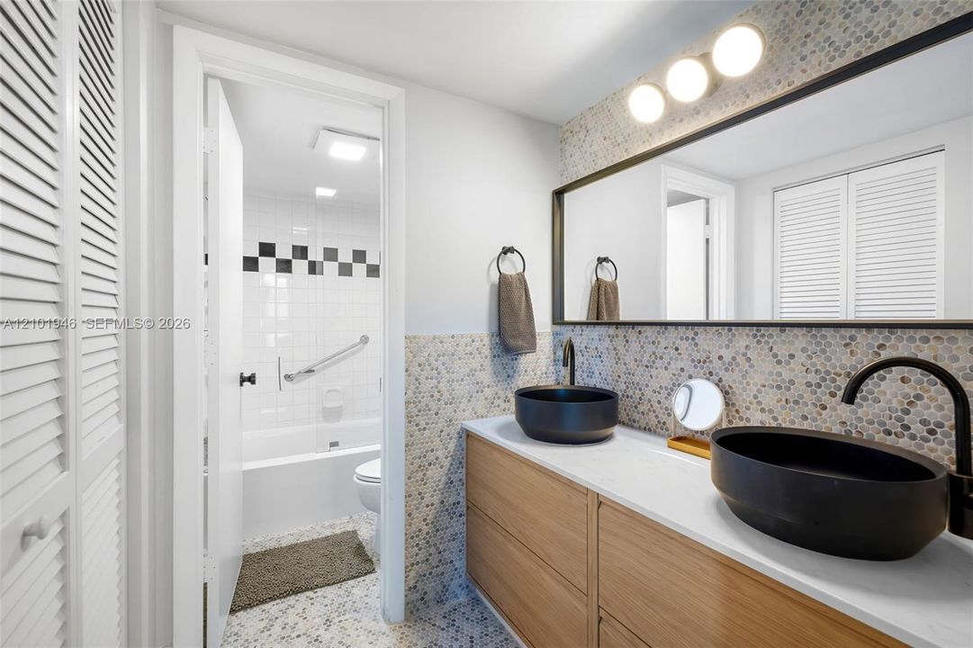 For Sale: $425,000 (1 beds, 1 baths, 960 Square Feet)