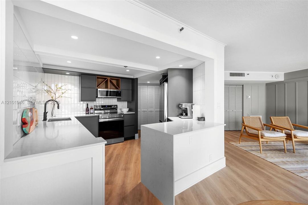 For Sale: $425,000 (1 beds, 1 baths, 960 Square Feet)