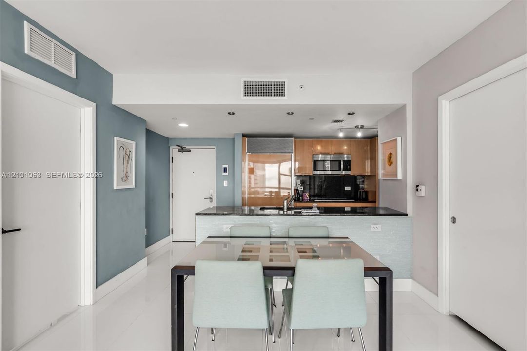 В аренду: $8,500 (2 спален, 2 ванн, 1103 Квадратных фут)