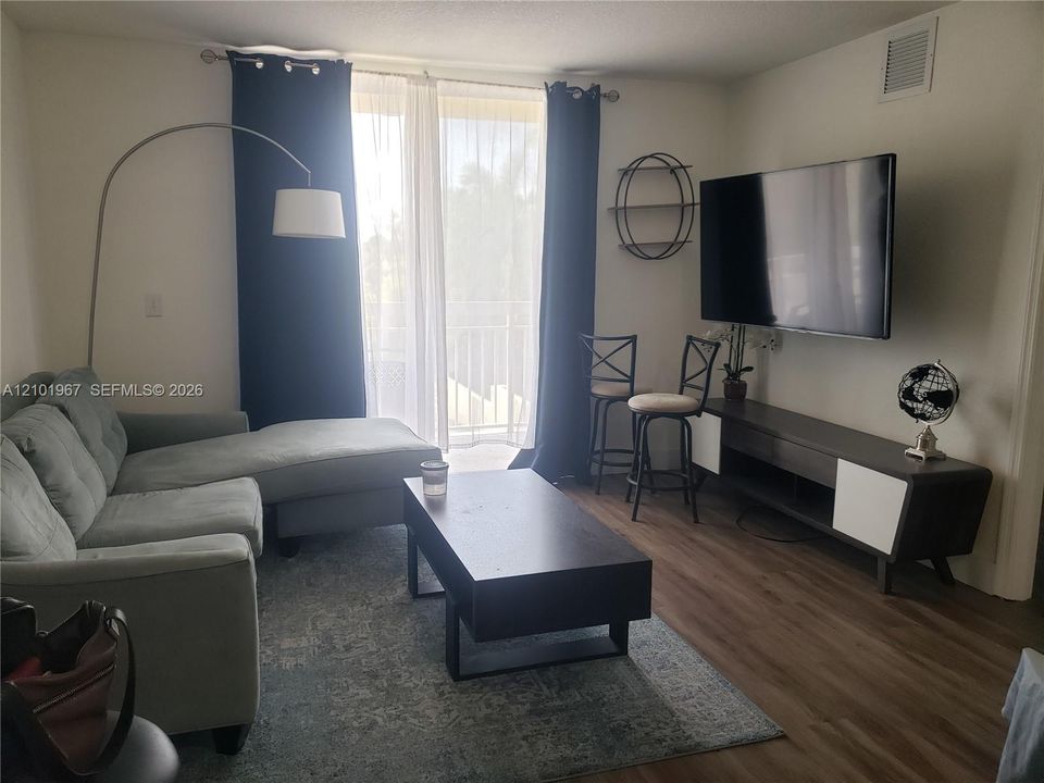 For Rent: $2,500 (2 beds, 2 baths, 891 Square Feet)