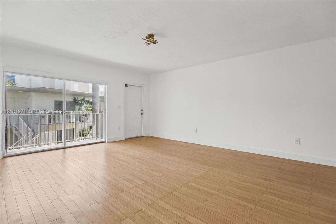 En Venta: $348,900 (2 camas, 2 baños, 1042 Pies cuadrados)