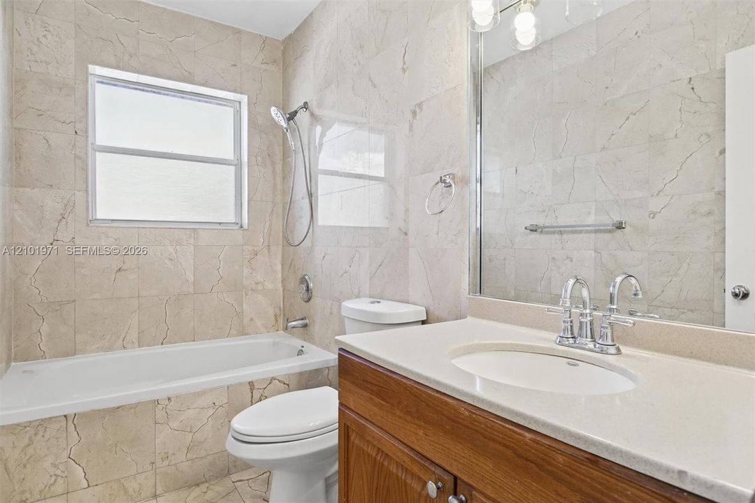 En Venta: $348,900 (2 camas, 2 baños, 1042 Pies cuadrados)