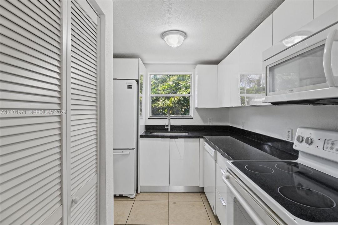 En Venta: $348,900 (2 camas, 2 baños, 1042 Pies cuadrados)